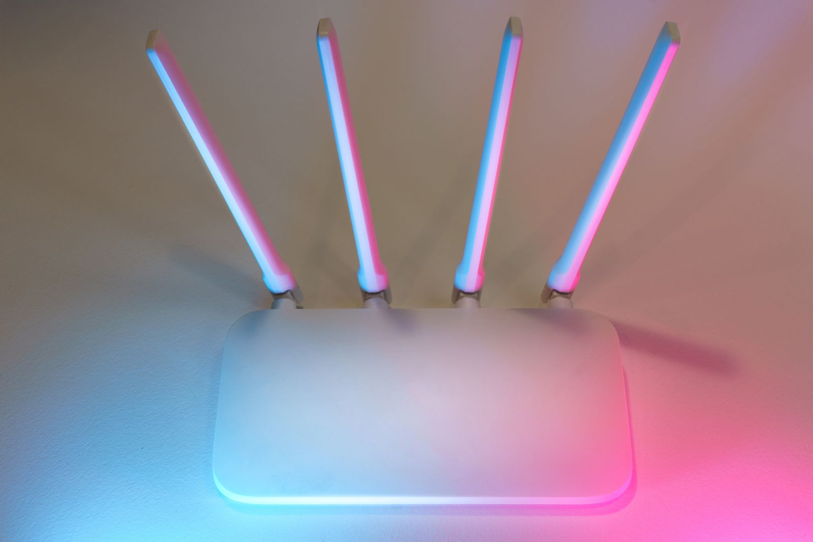 Box internet 5G avec antennes Wi-Fi fonctionnant avec une carte SIM physique nano insérée dans le boîtier