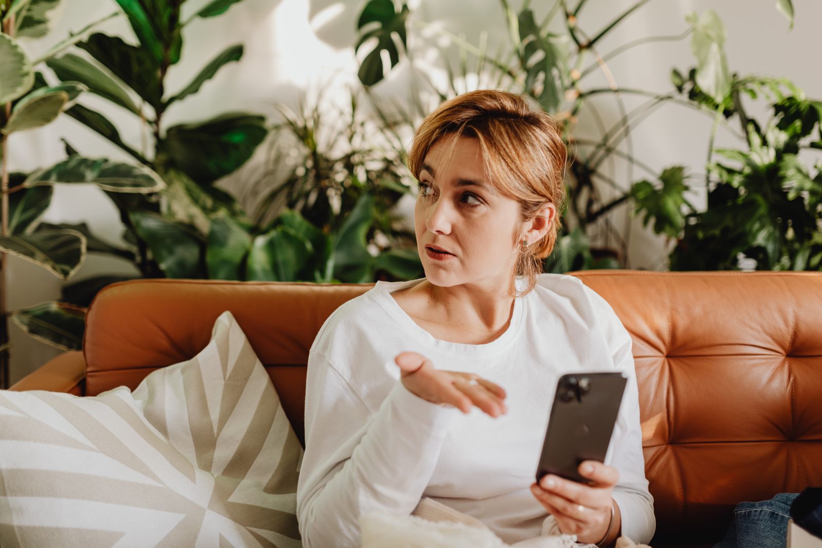 Femme testant le débit de sa box 5G sur son smartphone dans son salon pendant la période d'essai de 14 jours