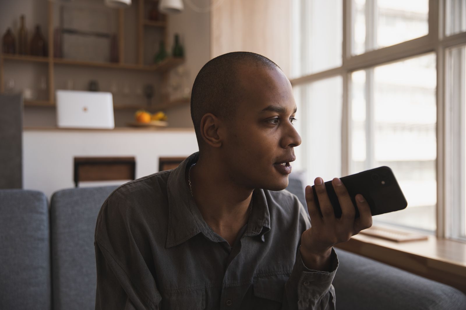 Homme passant un appel Wi-Fi depuis son salon grâce au Wi-Fi de sa box 5G Oneli