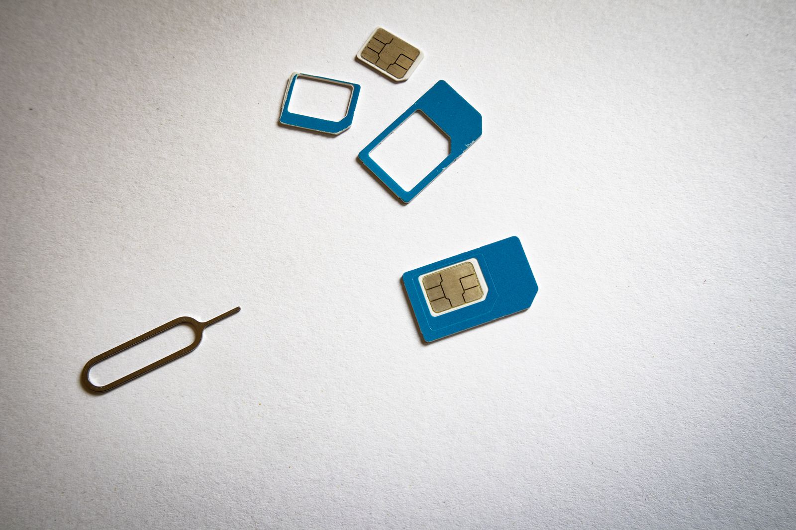 Cartes SIM aux formats standard, micro et nano avec adaptateurs, prêtes à être insérées dans un routeur 5G