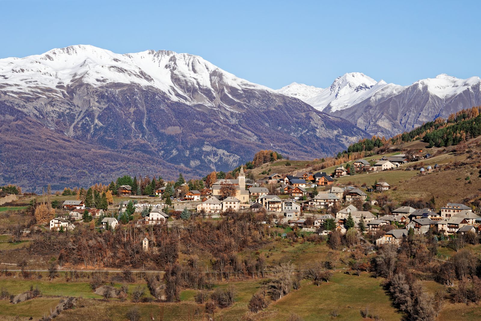 Village frontalier dans les Alpes françaises encore privé de fibre optique, où la box 5G apporte le très haut débit