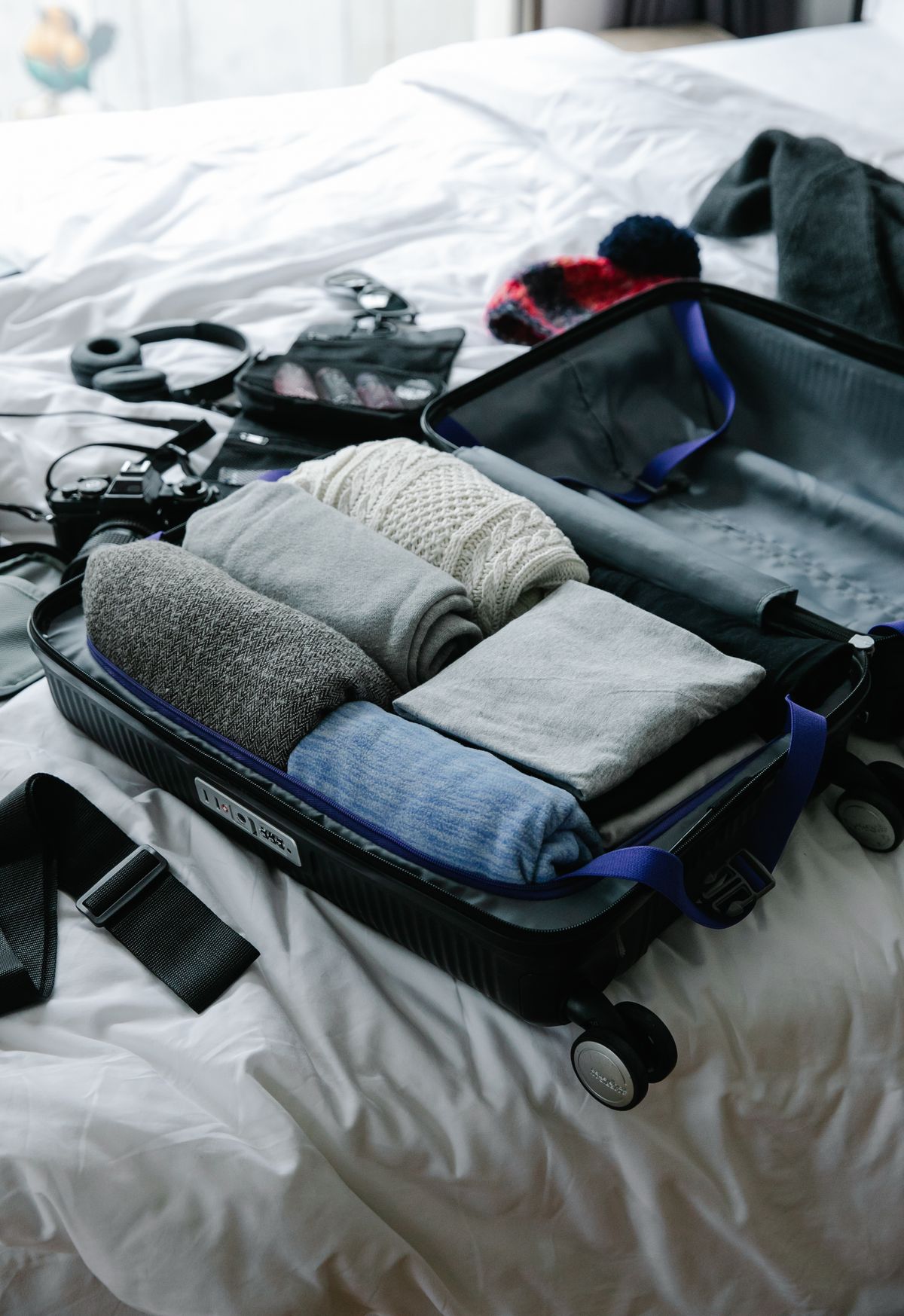 Valise d'internat préparée sur un lit avant la rentrée scolaire