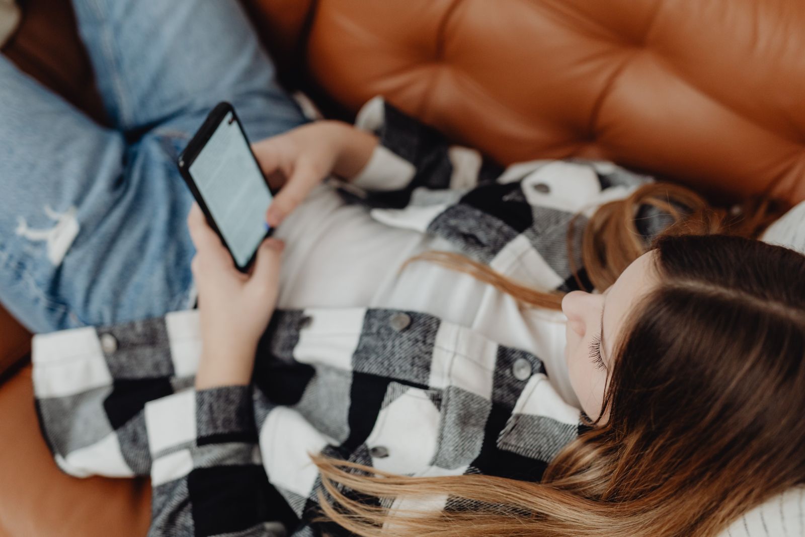 Adolescente connectée sur son smartphone à la maison le week-end grâce à la box 5G