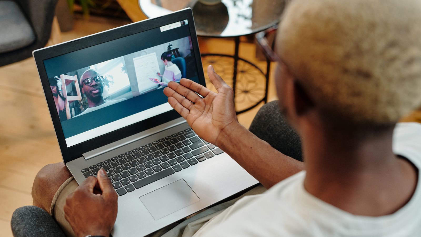 Micro-entrepreneur en visioconférence avec un client depuis son domicile, connecté en box 5G sans fibre