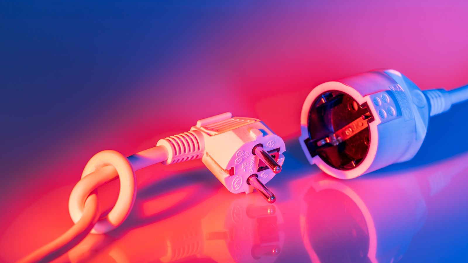 Prise électrique débranchée d'une multiprise pour redémarrer une box internet