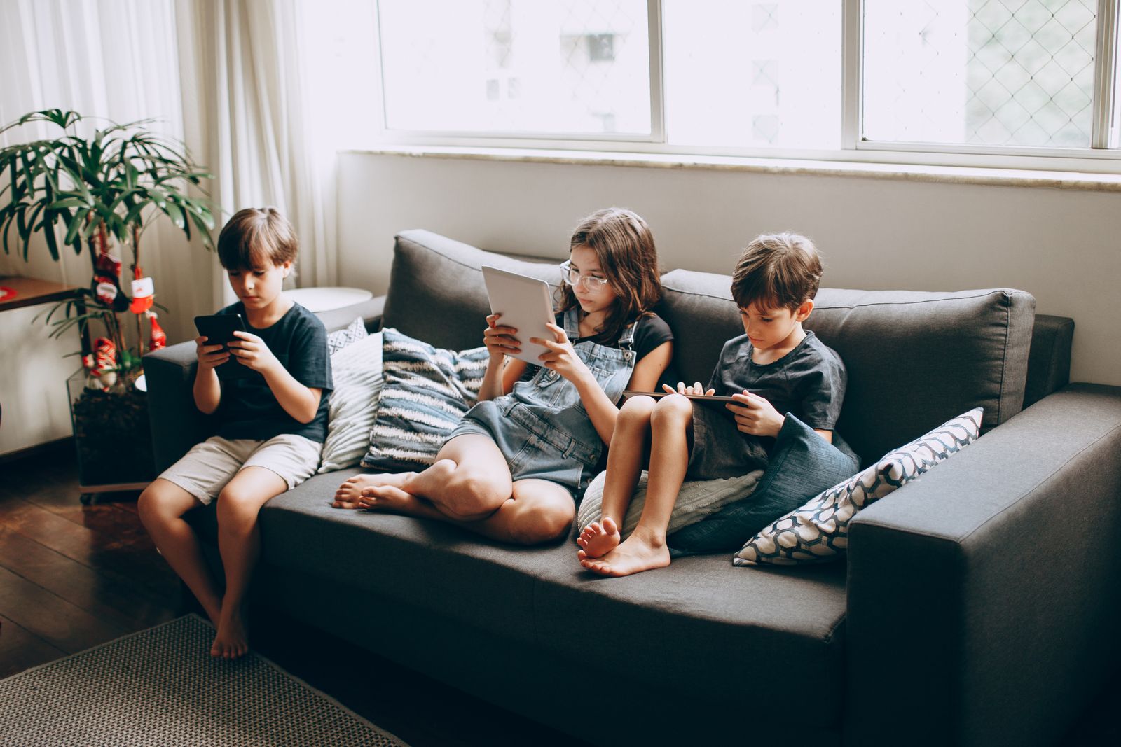 Famille connectée au salon grâce à une box 5G sans fibre