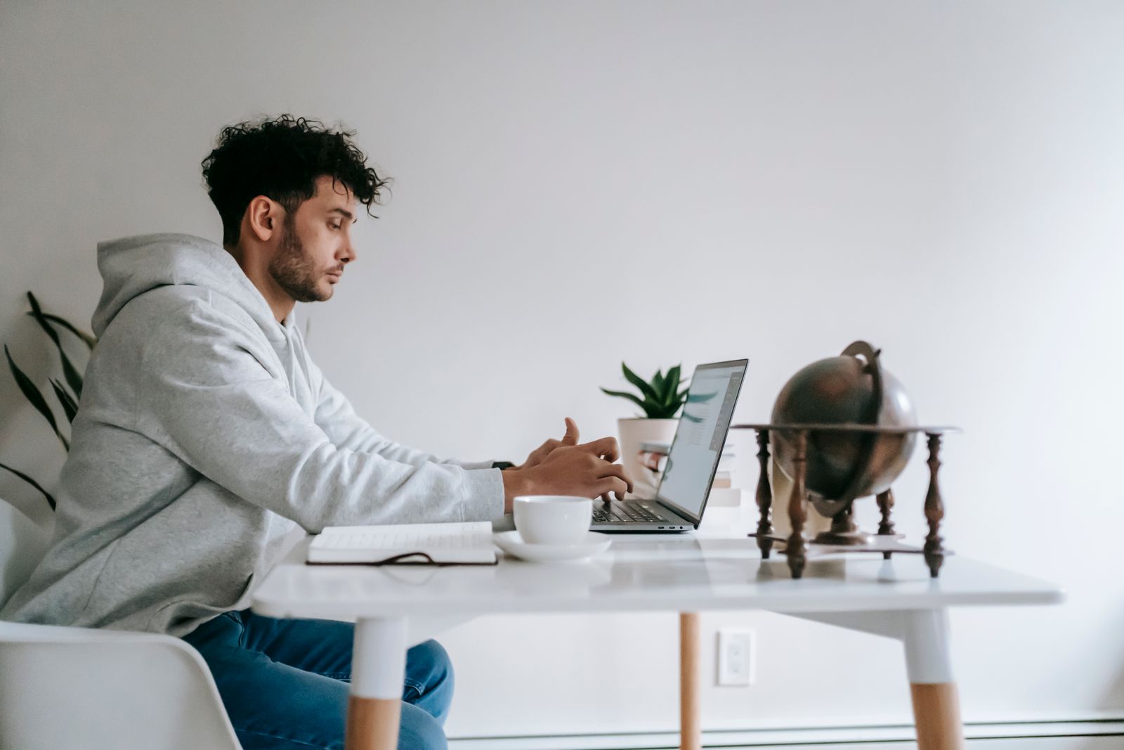 Homme candidatant en ligne depuis son domicile avec une connexion internet stable