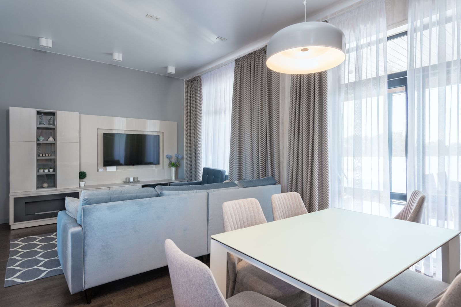 Salon lumineux d'un logement meublé loué, équipé d'une box 5G sans fibre