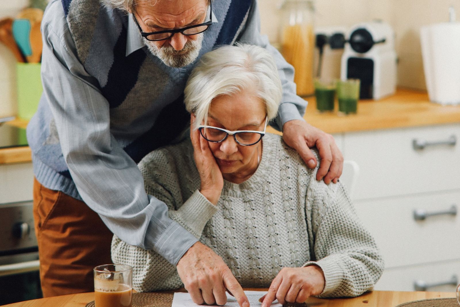 Un couple relit à la maison le contrat internet signé lors d'un démarchage à domicile avant de se rétracter