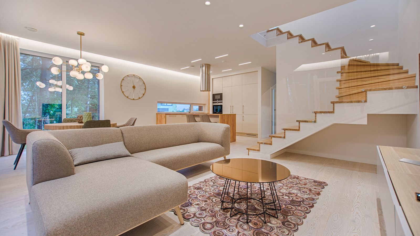 Salon lumineux d'une maison équipée d'une box 5G transportable sans fibre