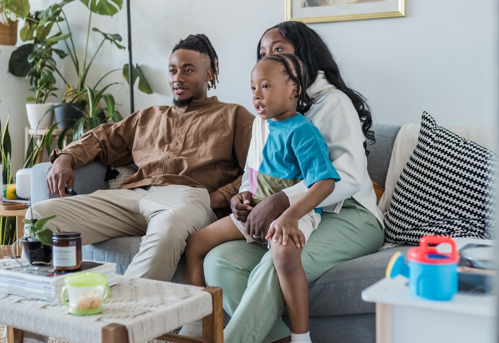 Famille installée dans le salon pour une soirée de streaming en hiver, quand la consommation de gigas de la box 5G augmente