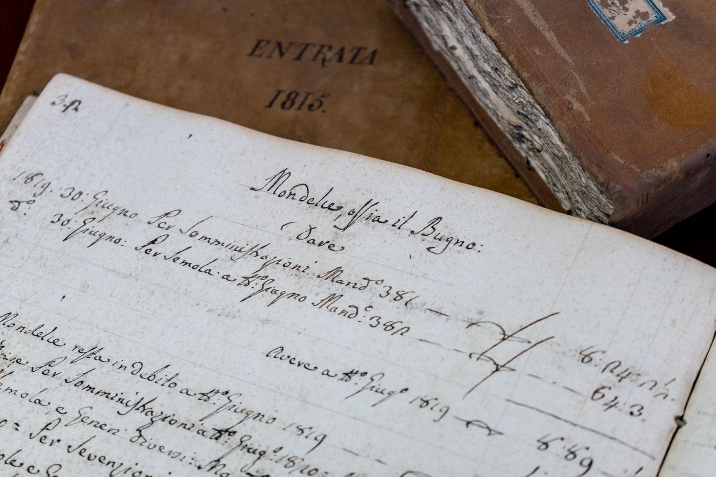 Registre manuscrit ancien ouvert, du type des actes numérisés consultables en ligne sur les sites d'archives départementales