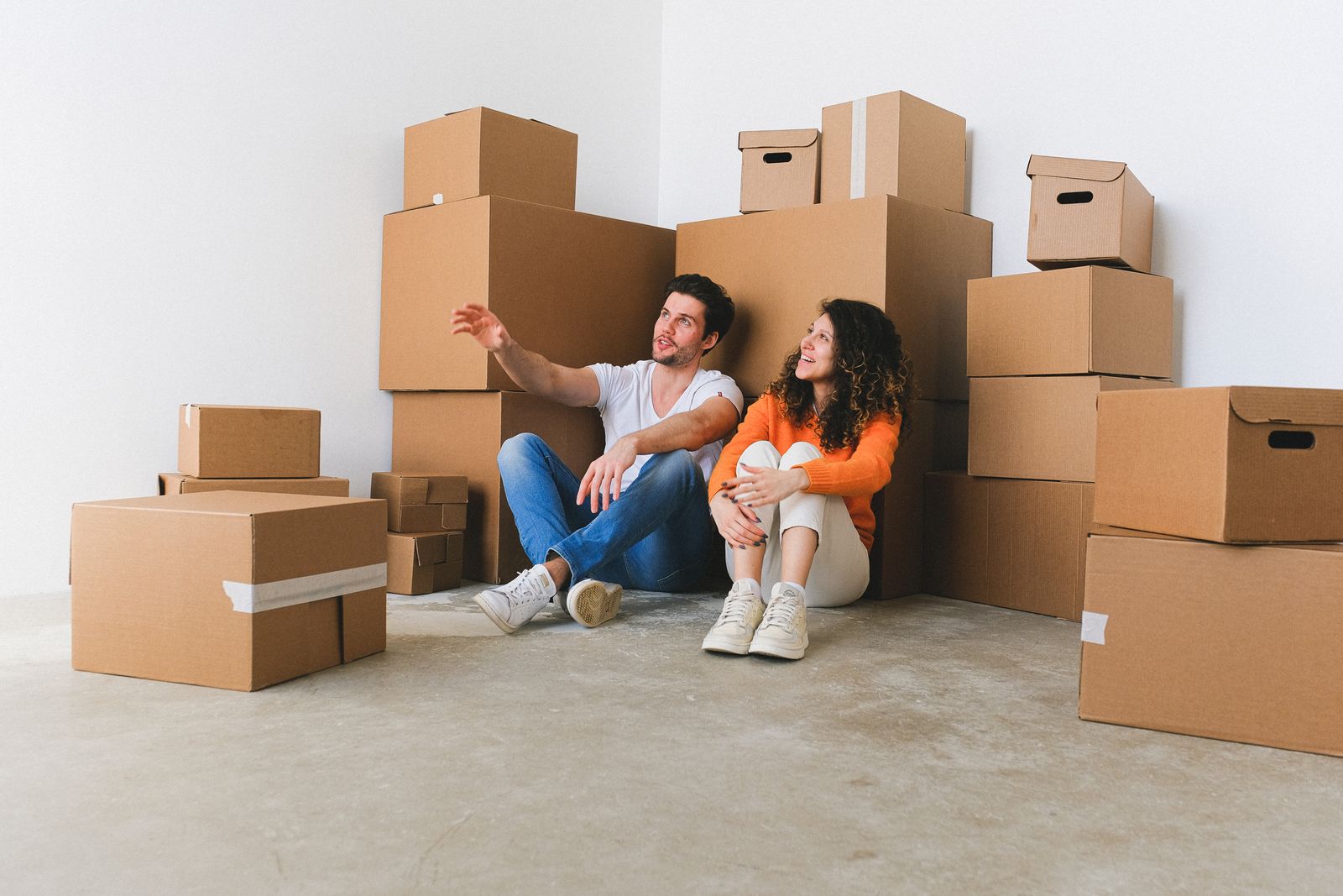 Héritiers triant des cartons dans une maison de famille vidée avant la mise en vente