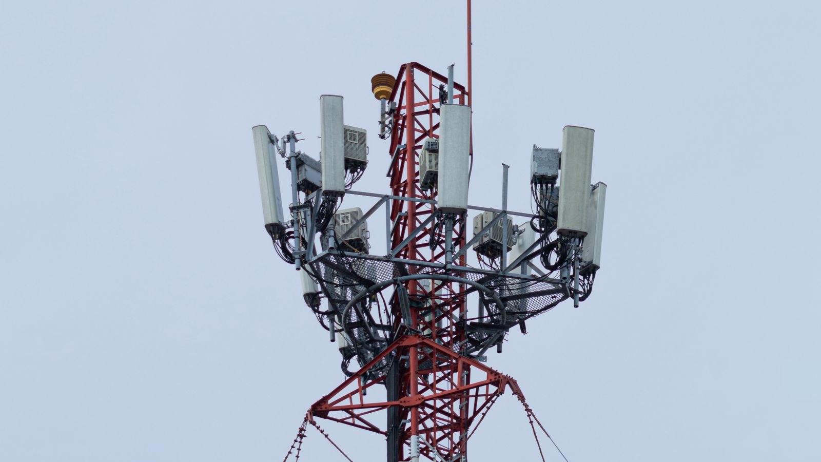 Antenne relais 4G et 5G sous un ciel couvert : sur les fréquences françaises, la pluie ne fait pas chuter le débit d'une box 5G