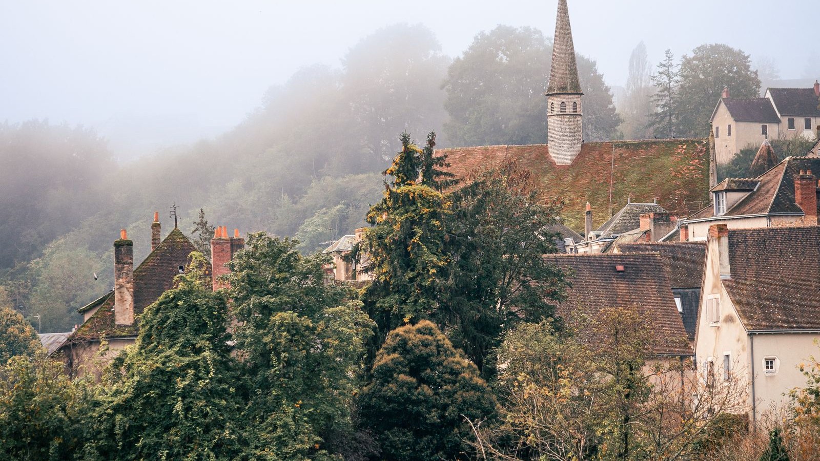 Village français dans le brouillard d'automne : une box 5G y fonctionne sans fibre optique ni ligne aérienne