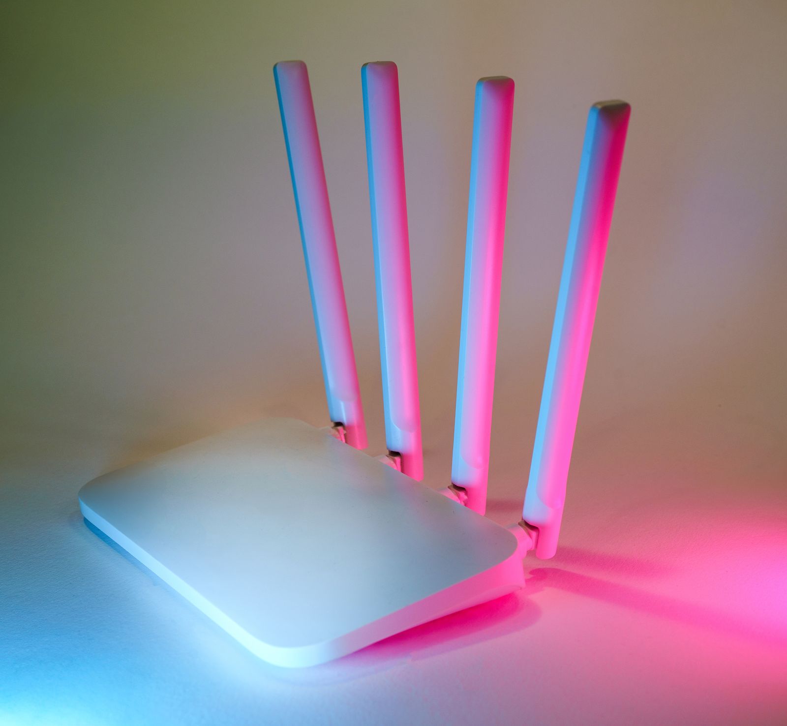 Box Wi-Fi à quatre antennes prête à être installée dans une dépendance ou une annexe