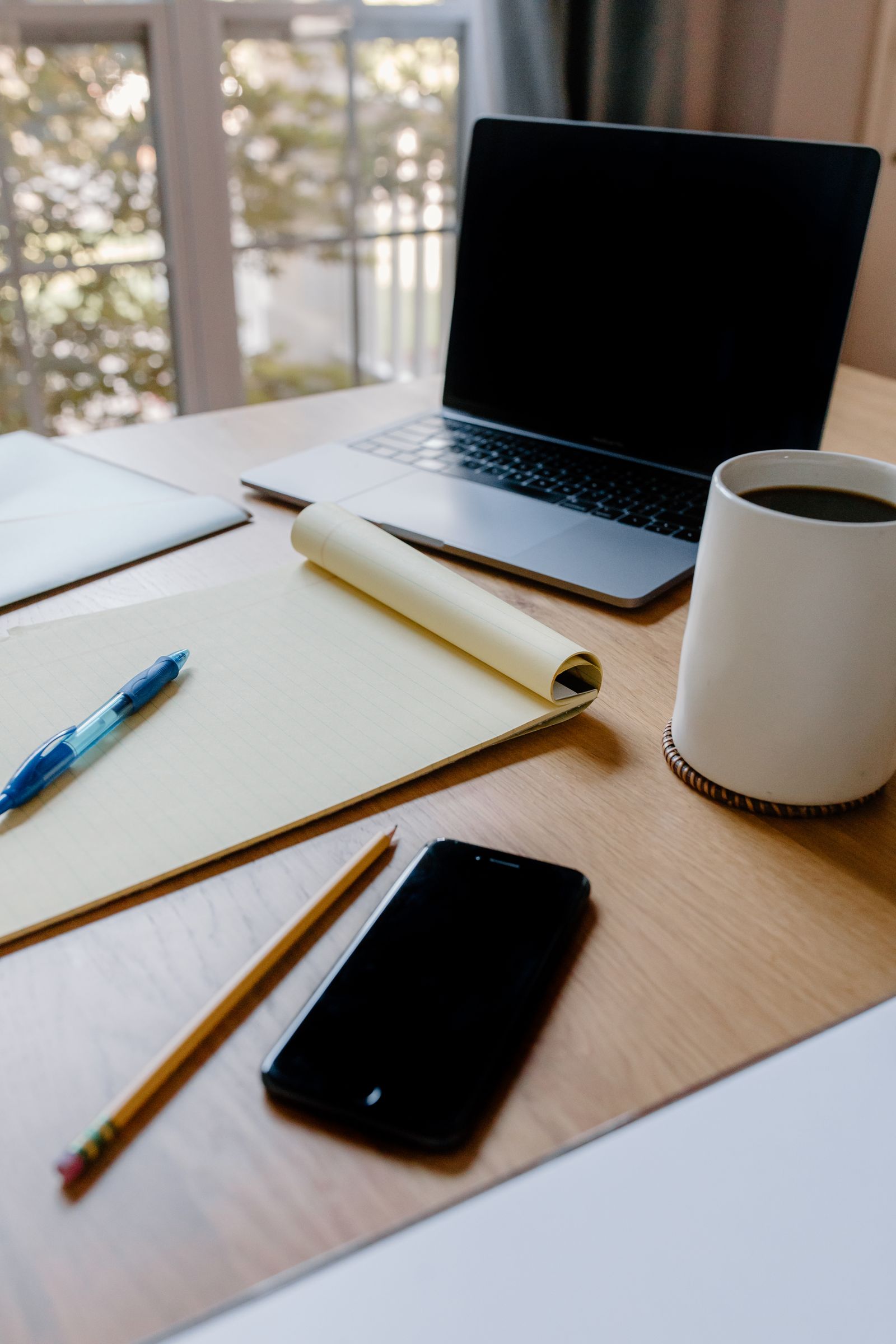 Bureau à la maison avec ordinateur portable, carnet et café pour faire ses impôts en ligne avec une box 5G sans fibre