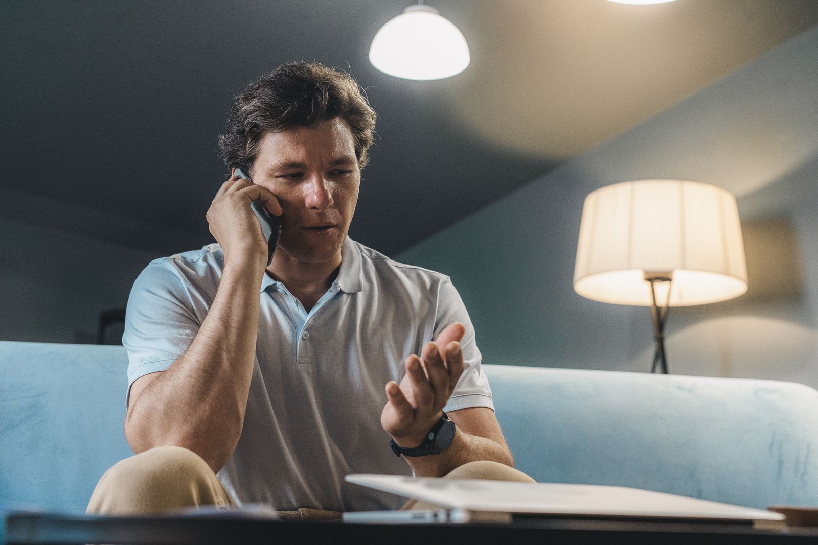 Un homme appelle le service client français d'Oneli depuis son salon après une panne de box 5G