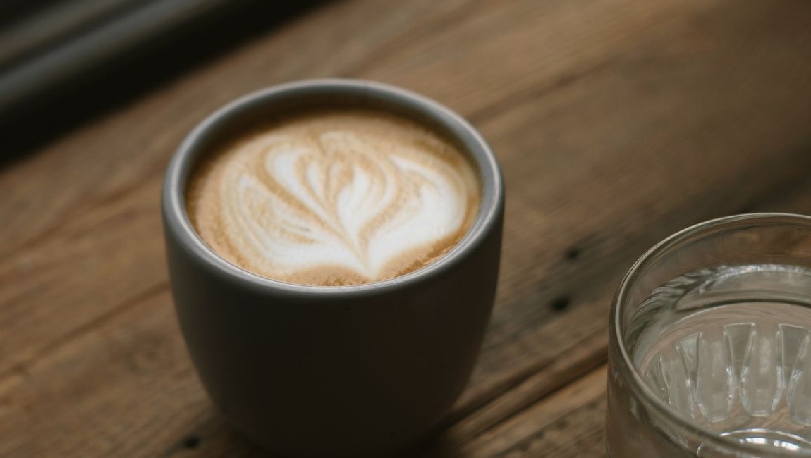 Café crème sur une table en bois dans un café de village, Wi-Fi pour les clients