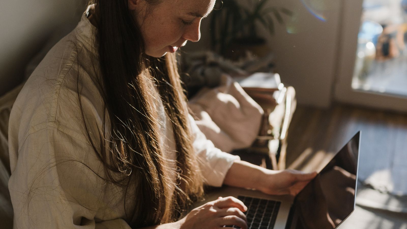 Personne en télétravail à domicile connectée en 5G sans fibre, lumière naturelle