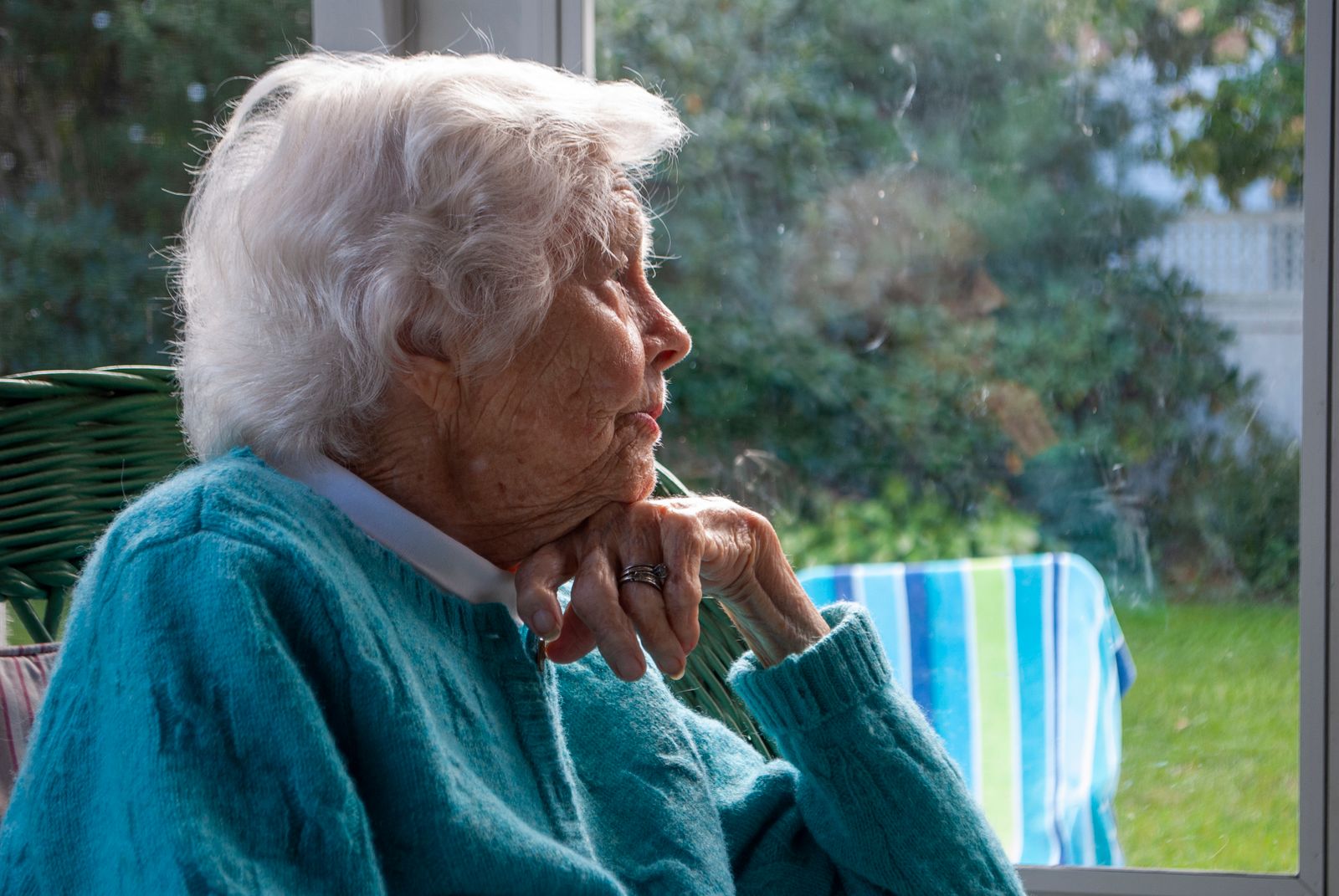 Téléassistance senior sans ligne fixe : que faire quand le cuivre ferme