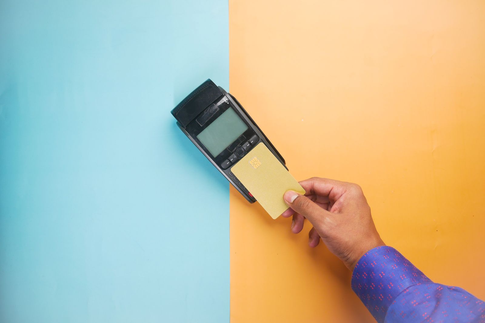 Terminal de paiement par carte sans contact dans une laverie automatique connectée en 5G