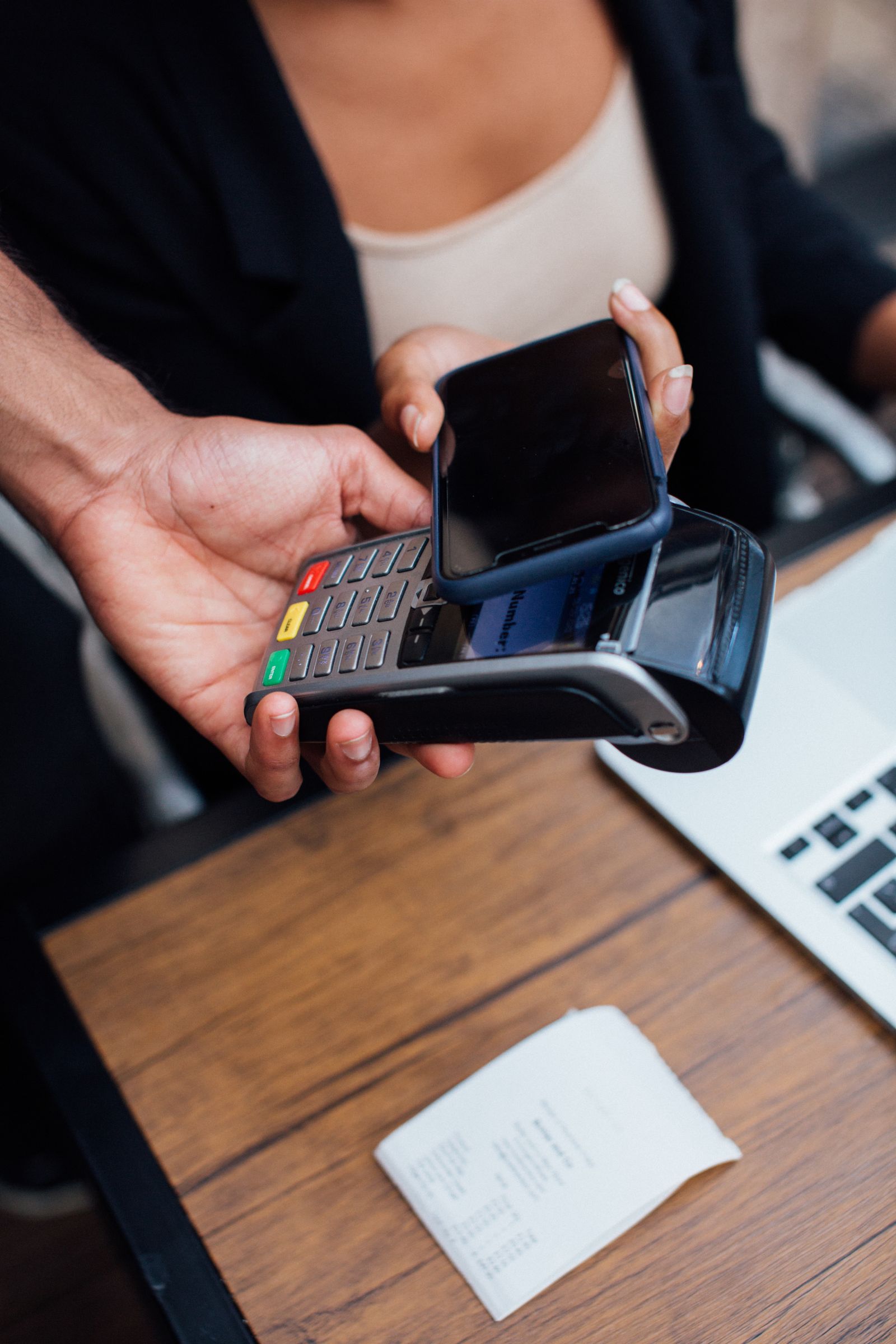 Paiement sans contact par carte bancaire sur un terminal, comme sur la borne d'une station de lavage auto connectée en 5G