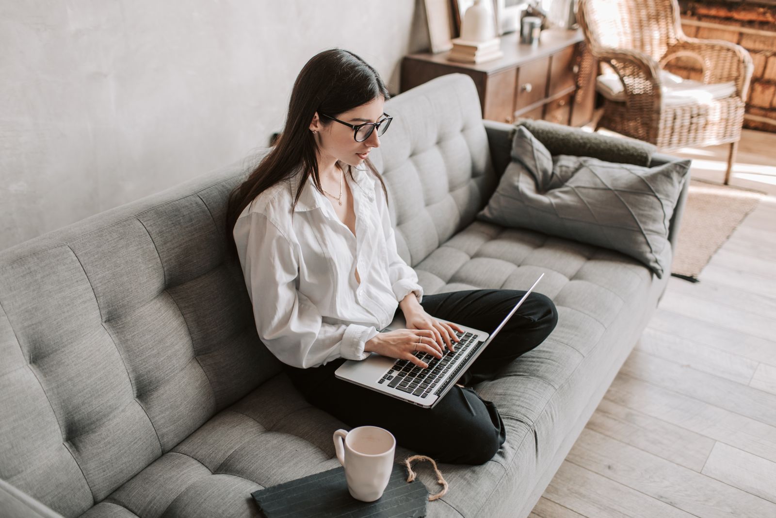 Femme en télétravail sur son ordinateur portable dans une maison de hameau connectée en box 5G sans fibre
