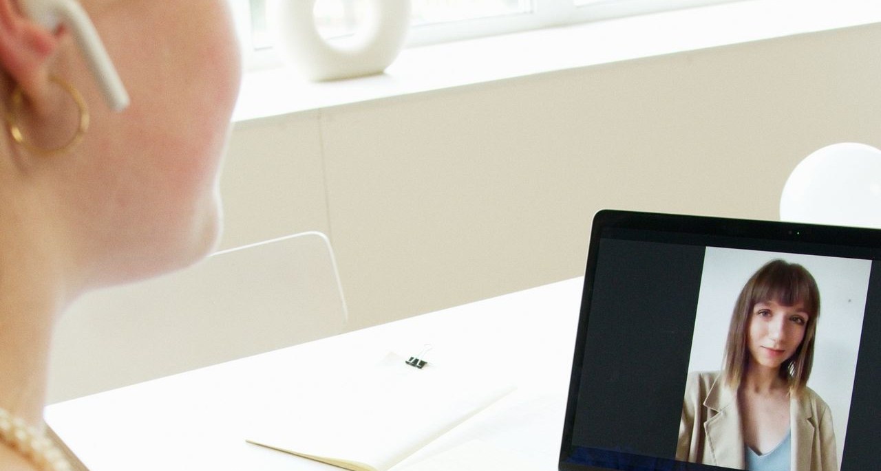 Orthophoniste en visioconférence sur ordinateur portable avec des écouteurs, pour une séance de rééducation à distance