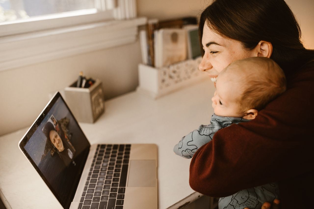Visio de préparation à la naissance en ligne depuis un cabinet de sage-femme