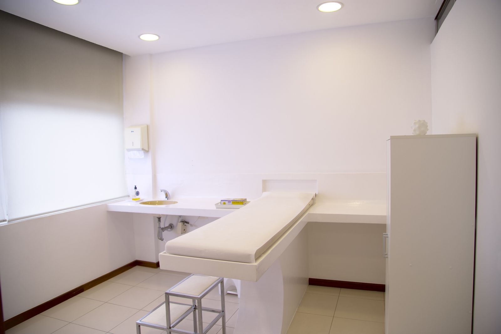 Salle de consultation lumineuse d'un cabinet de soins, table d'examen et fenêtre, idéale pour installer une box 5G